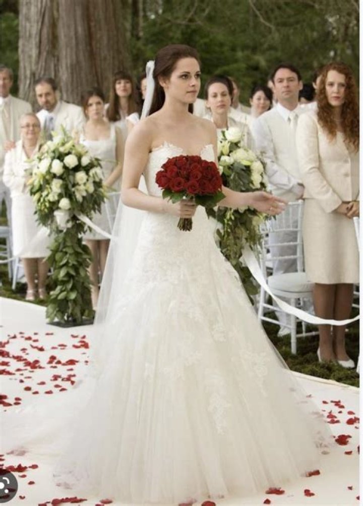 Isabella Swan Wedding Dress: A Timeless Icon of Romance and Elegance